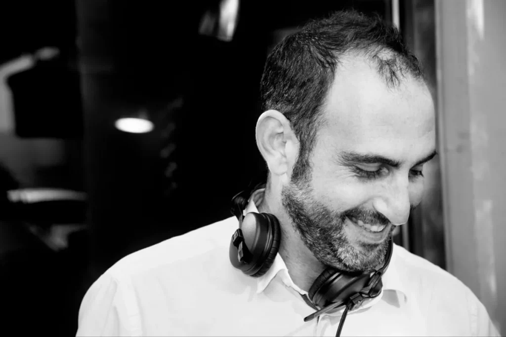 DJ Replay avec casque lors d’une prestation événementielle à Lyon